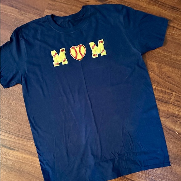 SOFTBALL MOM Gildan w/chenille letters - Picture 3 of 6